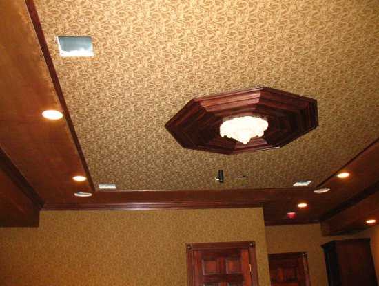 Plafond tendu en tissu texturé (les murs sont également finis avec la même technologie)