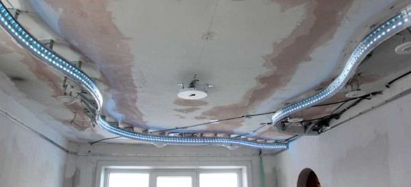 Plafond préparé pour l'installation: tout est nettoyé, encastré pour l'éclairage installé