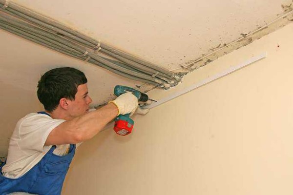 Montez les plafonds une fois tous les travaux poussiéreux effectués, sur des murs uniformes