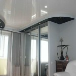 Plafond noir et blanc et même décoration de pièce