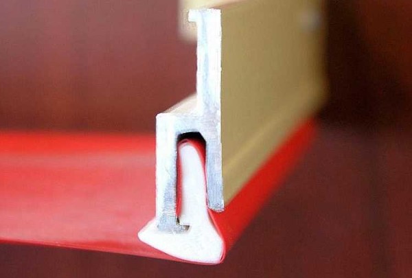 Voici à quoi ressemble le système de fixation des plafonds en PVC sans joints en coupe