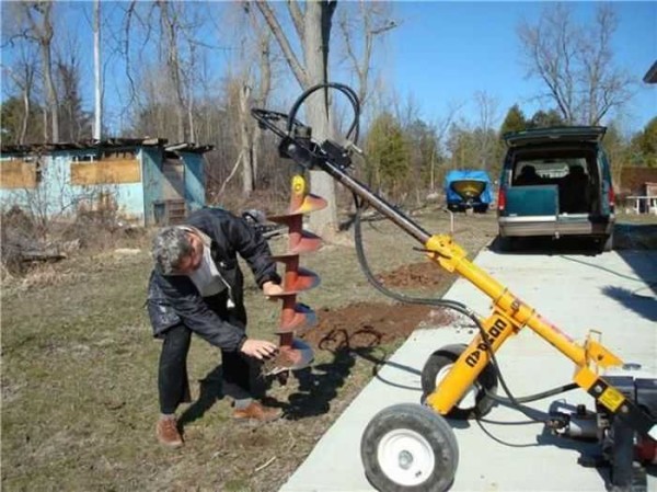 Il est plus facile de creuser avec une perceuse à moteur))