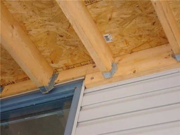 Plaques qui fixent les poutres au mur