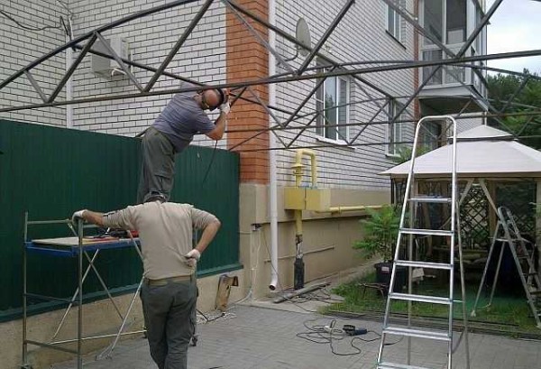 Nous soudons des tuyaux pour la fixation du polycarbonate