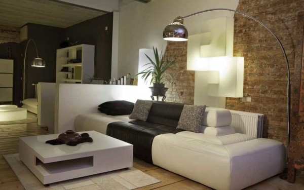 Papier peint sous une brique kaldka dans le salon