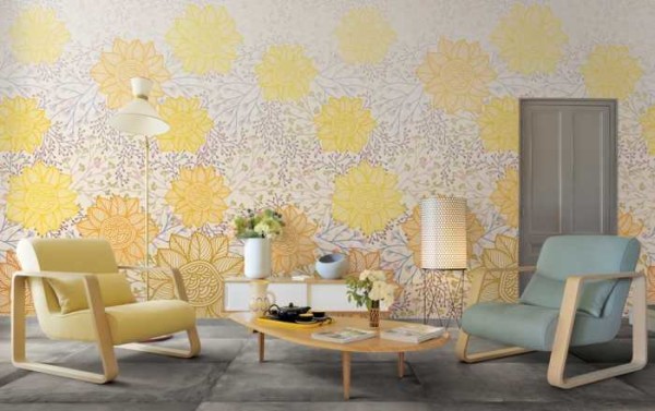 Fleurs jaune pâle dans un salon Art Nouveau