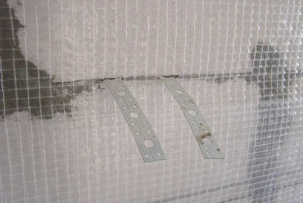 Attaches souples dans les coutures, si elles ne sont pas là, les plaques sont simplement vissées sur des vis autotaraudeuses