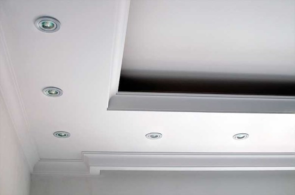 Pour installer un éclairage caché dans la boîte de niveau inférieur, faites une étagère spéciale pour les lampes