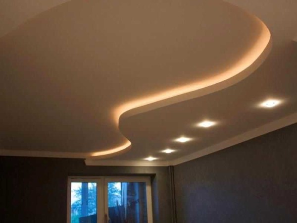 Plafond en plaques de plâtre à deux niveaux avec éclairage