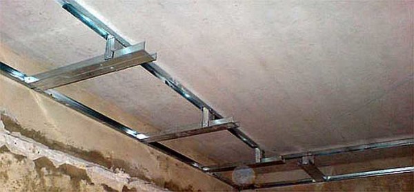 Le cadre du rétroéclairage est prêt pour le plâtrage de la plaque de plâtre