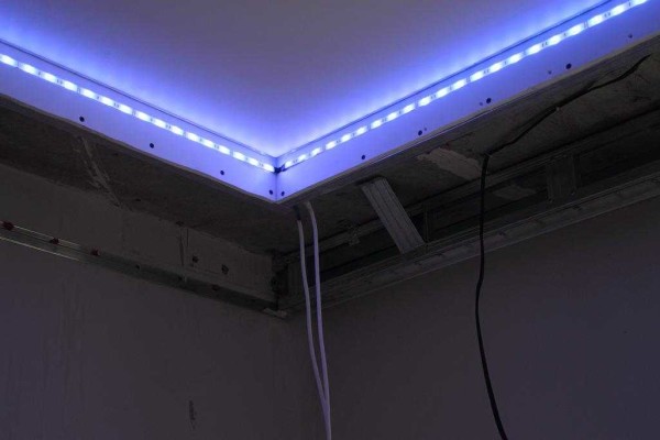 Nous installons la bande avant l'installation du côté extérieur
