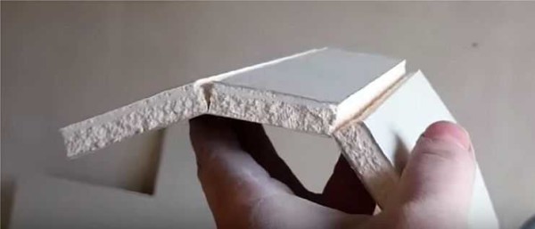 Couper tous les 5 cm de carton d'un côté et casser le plâtre