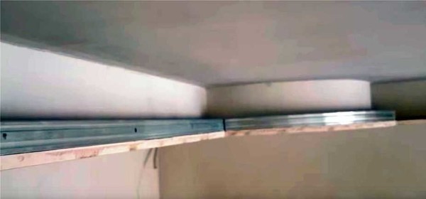 Nous fixons le profil de guidage le long du bord