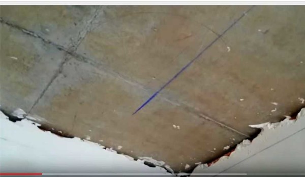 À l'aide d'un cordon de peinture, nous faisons des marques sur le plafond et les murs