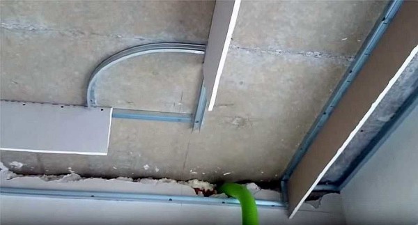 Nous fixons une bande de plaque de plâtre de 12 cm de large