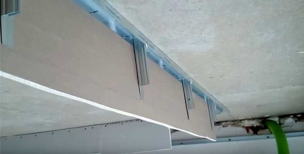 Nous fixons de courtes pièces verticales au périmètre