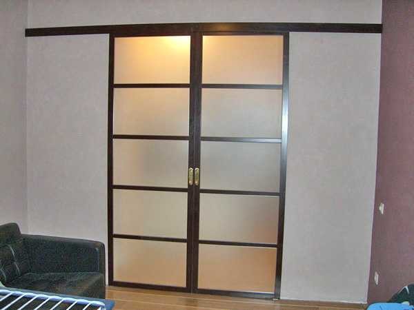 Portes de compartiment. Le guide est monté sur le mur au-dessus de l'ouverture correcte
