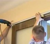 Nous fixons les portes au mur