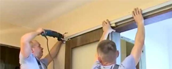 Nous fixons les portes au mur