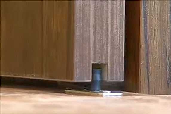 Voici à quoi ressemble le rouleau de drapeau installé lorsque les portes sont ouvertes