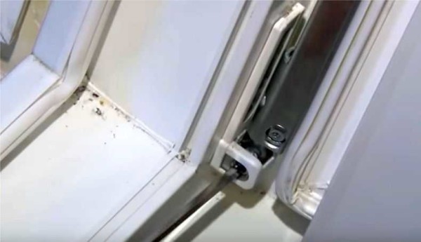 Réglage de la porte du balcon lors du frottement contre la grille