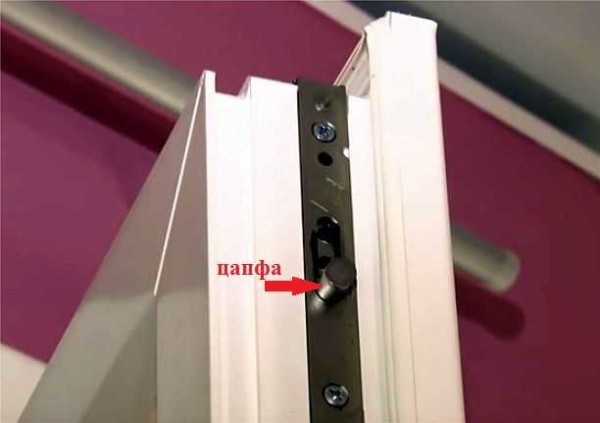 Tourillons sur une porte métal-plastique