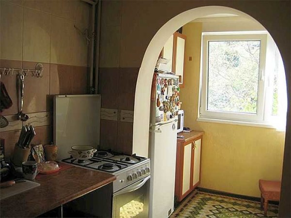 Sortir le réfrigérateur du balcon est une solution intéressante