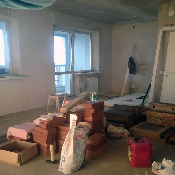 Alors que l'appartement se transforme en entrepôt