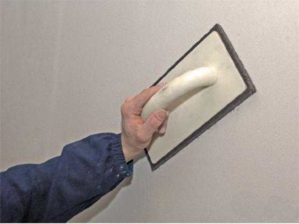 Il est nécessaire de nettoyer les irrégularités avec du papier de verre