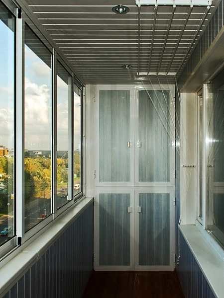 Armoire en plastique sur une loggia