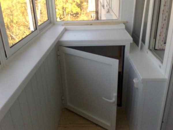 Hauteur au rebord de la fenêtre, pour ne pas gâcher la vue