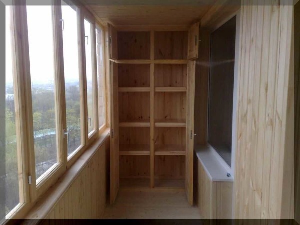 Armoire en bois sur le balcon