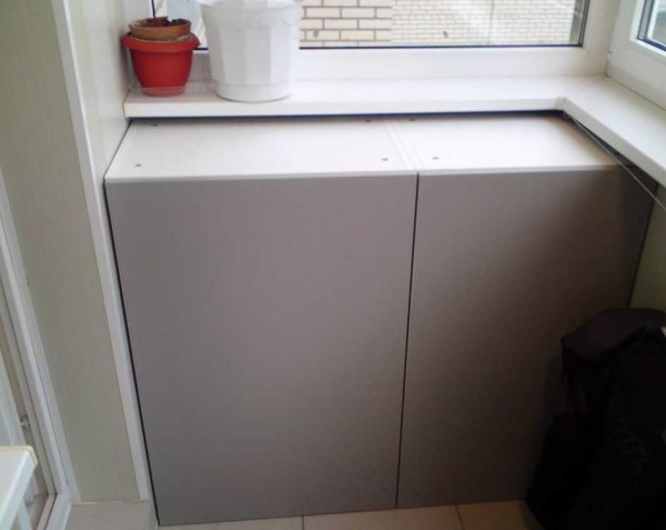 Avec le vitrage complet du balcon, vous pouvez faire une armoire jusqu'au rebord de la fenêtre