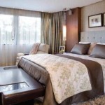 Chambre dans un style moderne, les couleurs marron prévalent