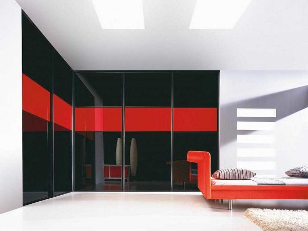 Les couleurs vives - comme les accents et les formes inhabituelles de meubles - sont les caractéristiques de la haute technologie à l'intérieur