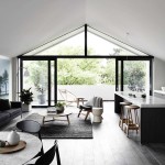Une abondance de lumière, seuls les objets nécessaires de formes simples sont les principaux signes du style minimalisme à l'intérieur