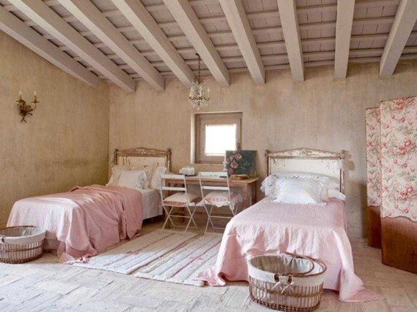Des murs d'apparence imparfaite soigneusement conçus et des couleurs distinctives