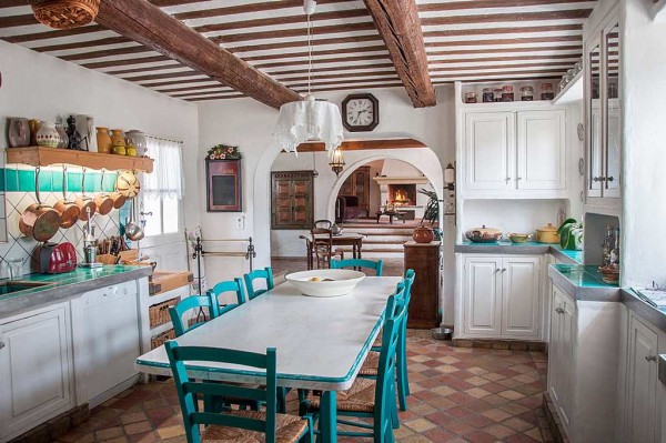 La cuisine de style provençal est un sujet à part, mais toutes les règles et couleurs restent ici.