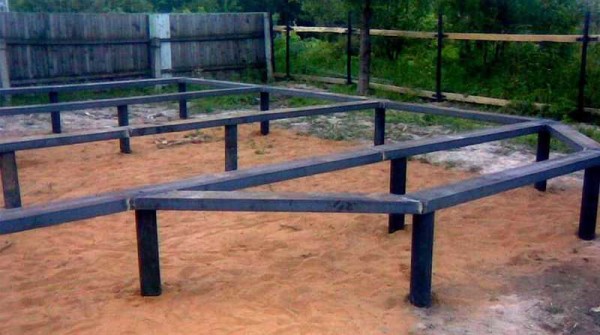 Attacher les poteaux avec du métal
