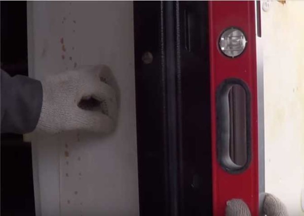 Nous vérifions si le cadre de la porte est aligné verticalement