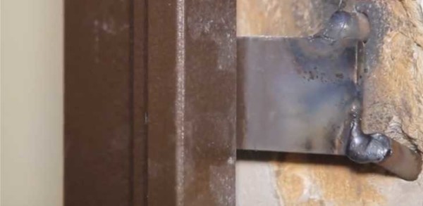 Souder à deux pièces de renfort enfoncées dans le mur
