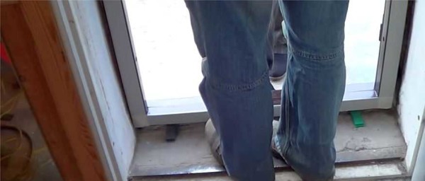 Nous mettons le cadre de la porte sur les patins de montage