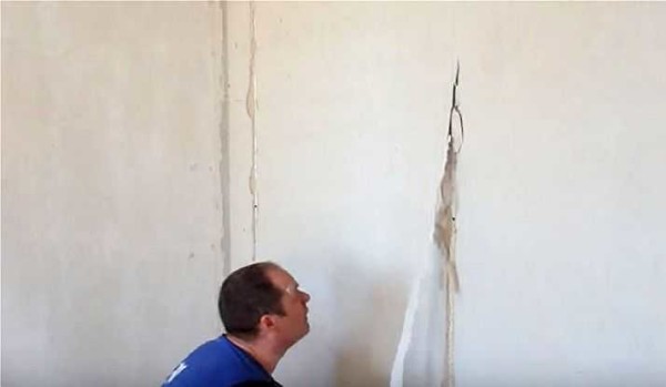 Nous sortons les balises du mur plâtré
