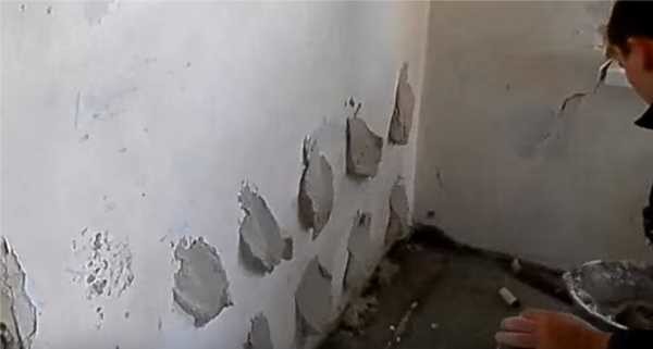 De la colle ou du mastic est appliqué