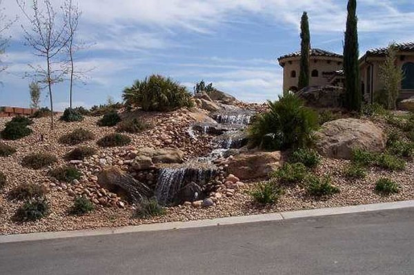 L'eau, qui coule sur les pierres, disparaît