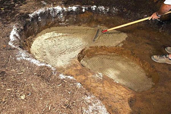 Le sable est d'abord nivelé avec un râteau