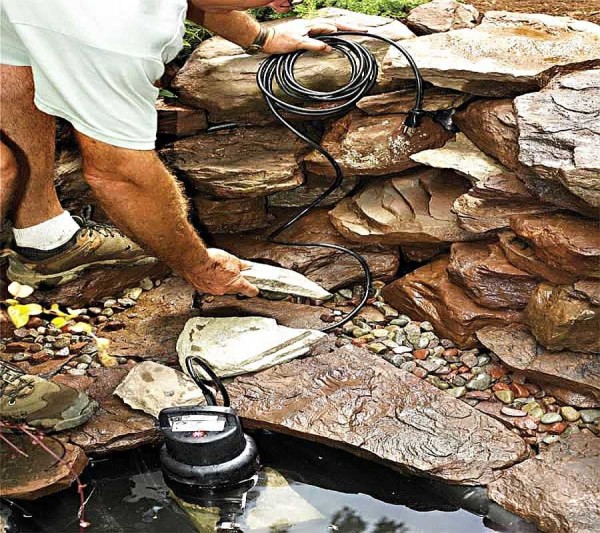La pompe est immergée dans l'eau