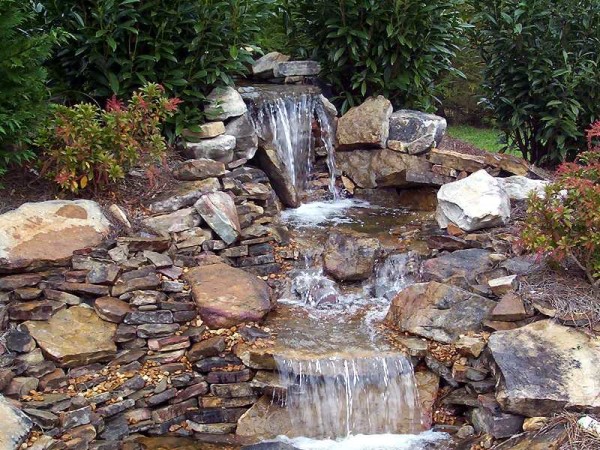 étang avec une cascade faites-le vous-même photo