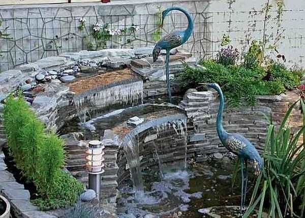 Une base renforcée est nécessaire pour une telle cascade près de la maison.