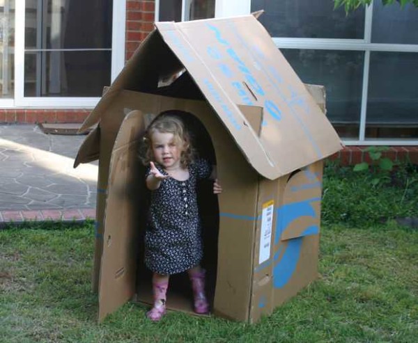 Maison d'enfants prête à l'emploi avec un toit à pignon